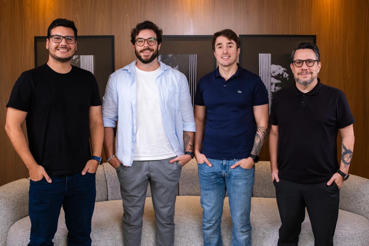 Equipe reunida no espaço da Bait