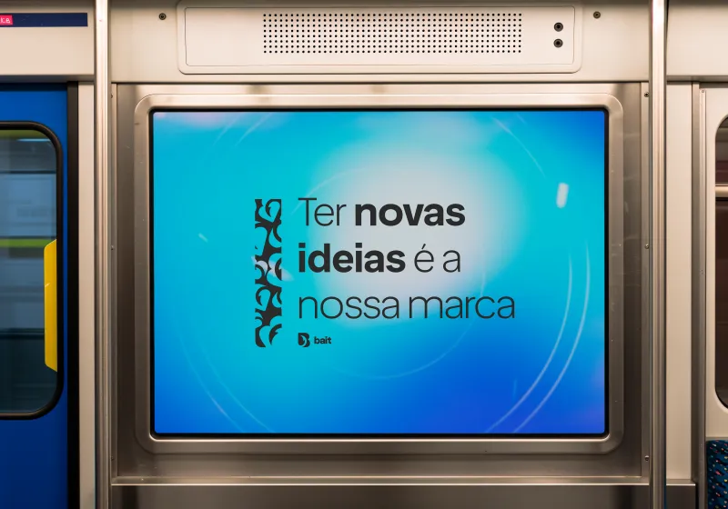Peça da Bait em um painel de metrô