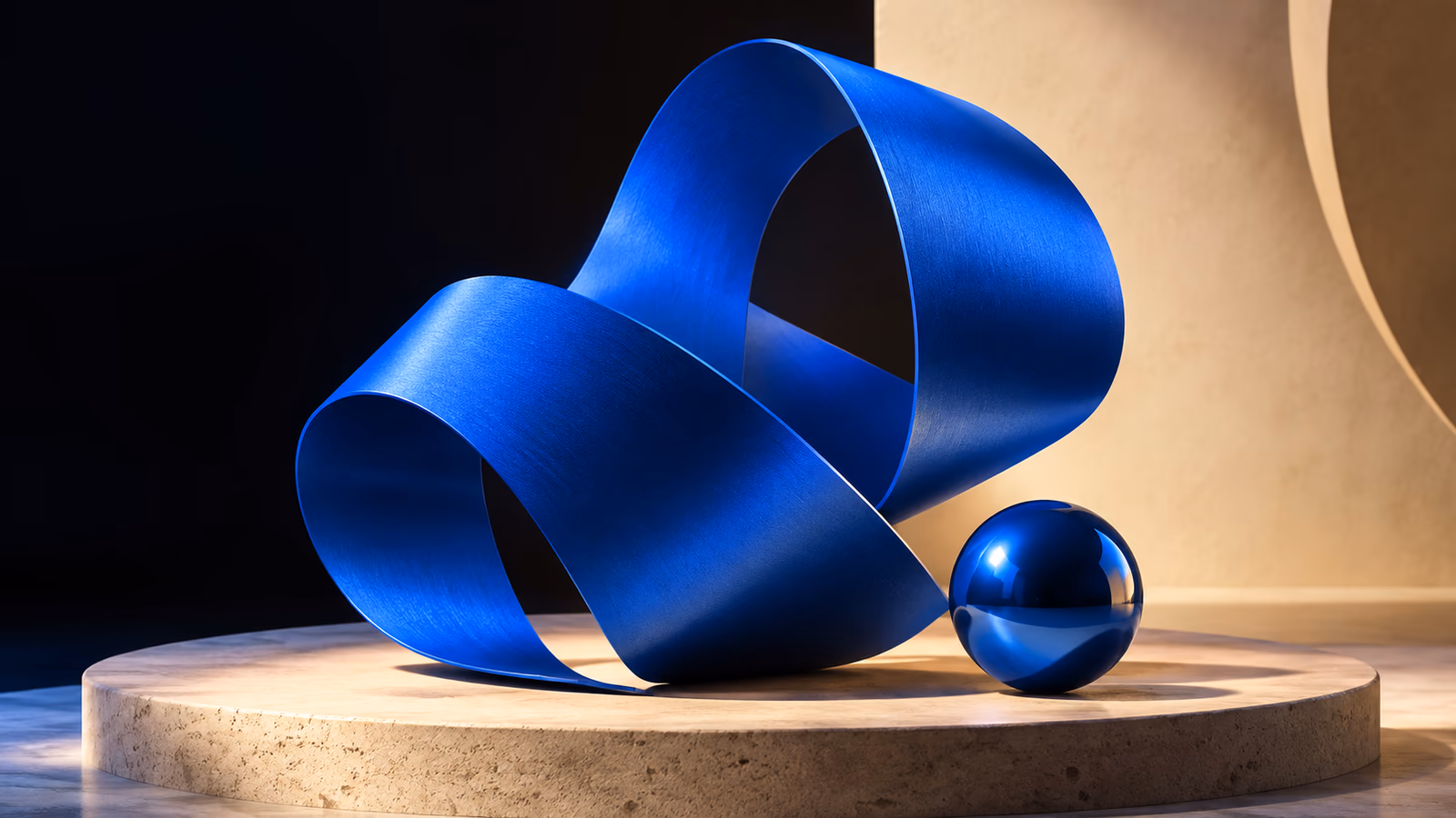 Imagem de campanha com uma escultura azul e acabamento de estúdio.